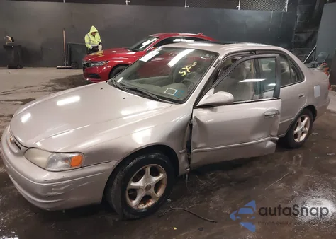 1998 Toyota Corolla Le z USA, uszkodzony, nr VIN 2T1BR18E1WC018347